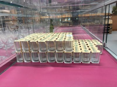 une vitrine contenant de nombreux verres à vin vides