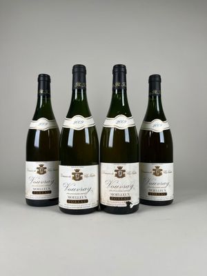 quatre bouteilles de vin sont alignées