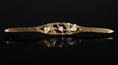 un gros plan sur une barrette dorée ornée de fleurs