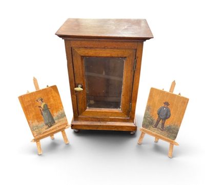 une petite armoire en bois ornée d'une peinture