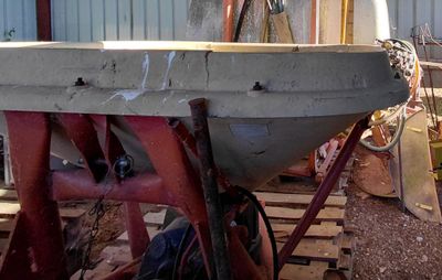 un vélo posé sur un bateau à l'intérieur d'un bâtiment