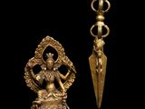 deux figurines en or représentant une femme et un homme sur fond noir