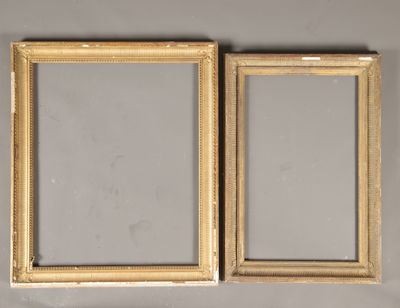 une paire de cadres photo dorés anciens sur fond gris