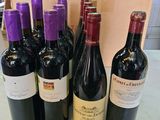 plusieurs bouteilles de vin sont alignées sur une table