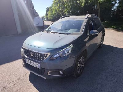 La voiture grise est garée sur le bord de la route.