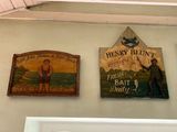 trois affiches accrochées au mur d'une pièce