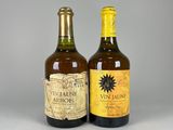 deux bouteilles de vin posées l'une à côté de l'autre sur une table