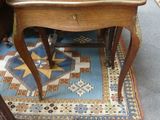 une petite table en bois surmontée d'un tiroir
