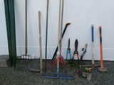 un grand nombre d'outils posés sur le sol