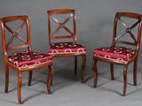 trois chaises en bois avec des coussins rembourrés rouges