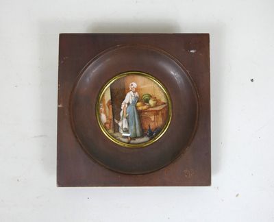 une image représentant une femme sur une assiette