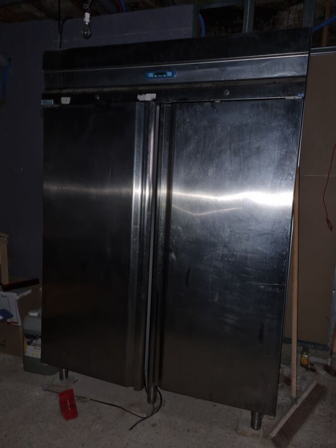 1 armoire réfrigérée HS (sans marque apparente)