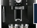 un gros plan sur deux tasses de café devant une machine à café