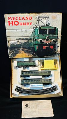 une boîte contenant un train sur une table