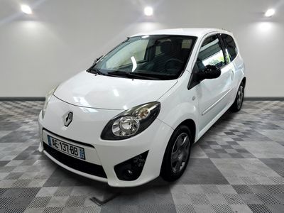 la photo d'une voiture blanche garée dans un garage