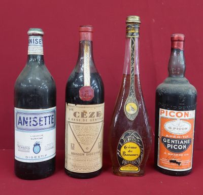 Plusieurs bouteilles de vin sont alignées sur une surface rouge