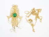 deux broches dorées et vertes ornées de perles