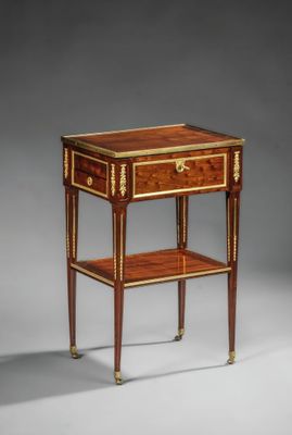 une superbe table de chevet incrustée de l'époque de Louis II