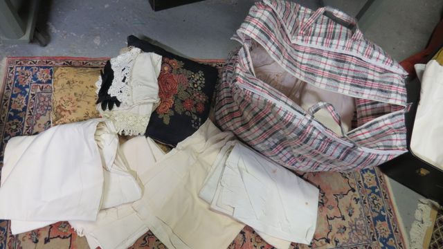 Lot de linge : 5 draps et linges divers à nettoyer, 2 coussins, 3...