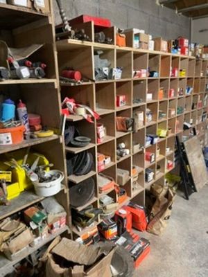une pièce avec de nombreuses étagères remplies d'outils et d'outils