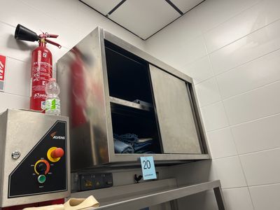 un extincteur et un extincteur dans une cuisine