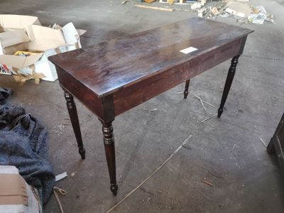 1 table en bois à pieds chantournés ouvrant en ceinture par …