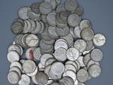 une pile de pièces d'argent sur une table