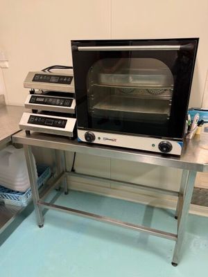 un four grille-pain posé sur une table dans une cuisine