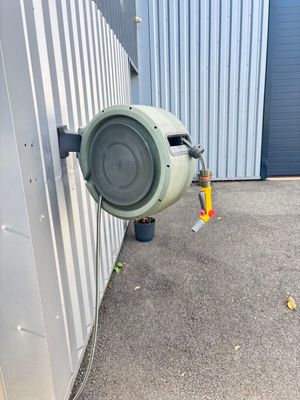 une photo d'une borne d'incendie située sur le côté d'un immeuble