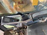un tableau de bord de voiture dans lequel se trouvent un volant et un téléphone