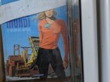 de nombreux livres exposés dans une vitrine de magasin
