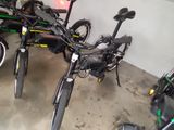 de nombreux vélos garés dans un garage