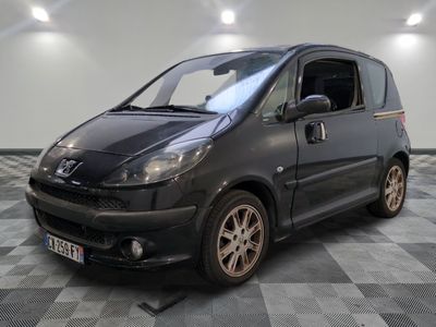 la photo d'une petite voiture noire garée dans un garage