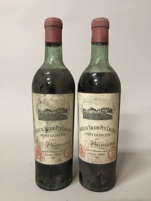 deux bouteilles de vin rouge posées l'une à côté de l'autre sur une table
