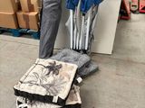 un tas de sacs et de parapluies par terre