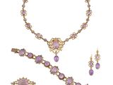 un gros plan d'un collier et de boucles d'oreilles sur fond blanc