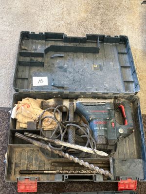 une boîte à outils contenant des outils, posée sur le sol