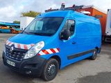 une camionnette bleue garée dans un parking