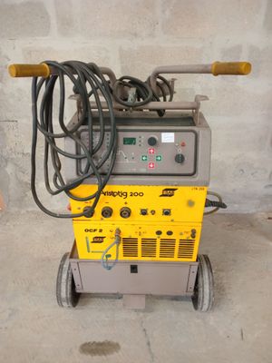 une machine posée sur un chariot dans une pièce
