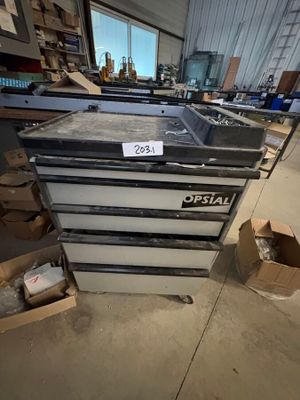 une commode dans un entrepôt, avec une étiquette de prix dessus