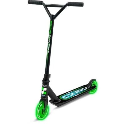 une trottinette avec des roues vertes sur fond blanc