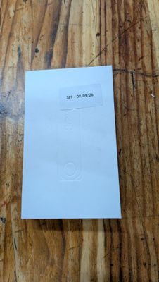 une image représentant une feuille de papier posée sur une table en bois