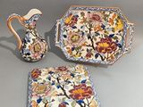 trois pièces de poterie exposées sur une table