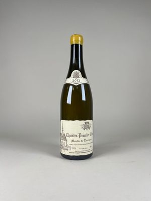 une bouteille de vin posée sur une table