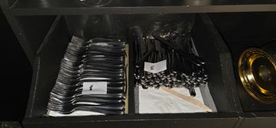 1 Ensemble Comprenant : - Couteaux ET Fourchettes Pour 80 CO…