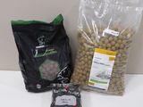 un sac de haricots et un sac de noix posés sur une table