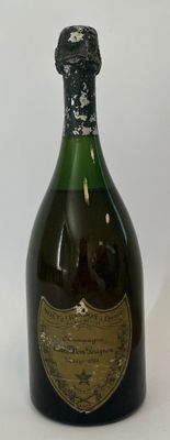 une bouteille de vin posée sur une table