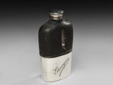 une bouteille noire et blanche sur laquelle figure une inscription