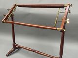 un présentoir ancien en bois surmonté d'un miroir
