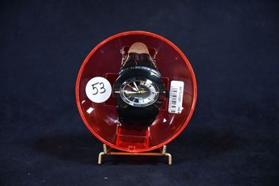 un petit objet rouge contenant une montre noire